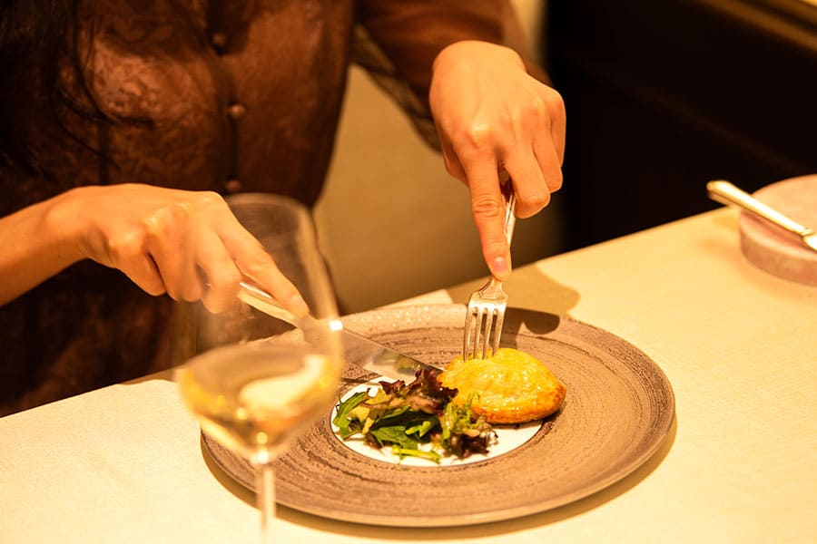 料理を口に運ぶ、その瞬間まで丁寧に。お客様の記憶に残る味と時間をつくります。