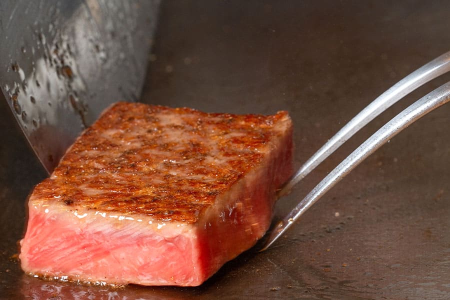 焼き色、温度、肉汁を見極める繊細な火入れ。培ってきた技術を存分に発揮してください。