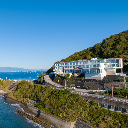 相模湾の海と空に包まれた『葉山ホテル音羽ノ森』。横須賀・秋谷の美しい場所が、新たな活躍の舞台です。