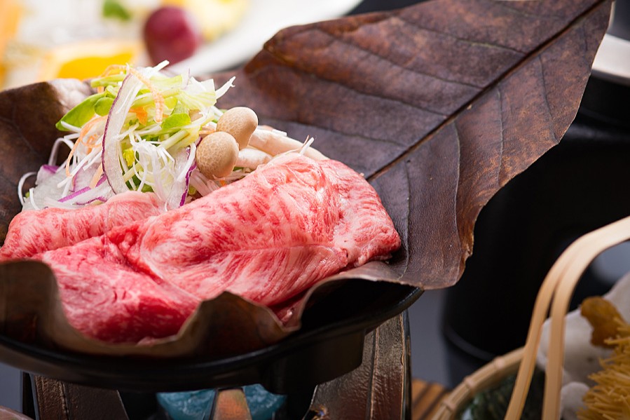 但馬牛やズワイガニなど、旬の食材を活かした会席料理を提供。旅館ならではの和食技術を身につけられます。