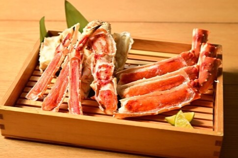 那覇・おもろまちの高級蟹料理専門店『越前』。北海道産の蟹を中心に、上質な料理を提供しています。